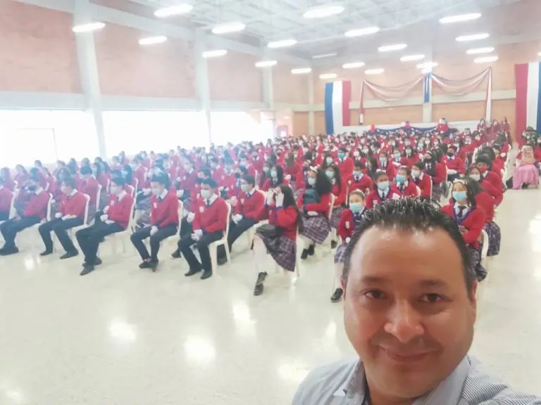 Ceremonia académica con estudiantes de una institución aliada de Caves Group