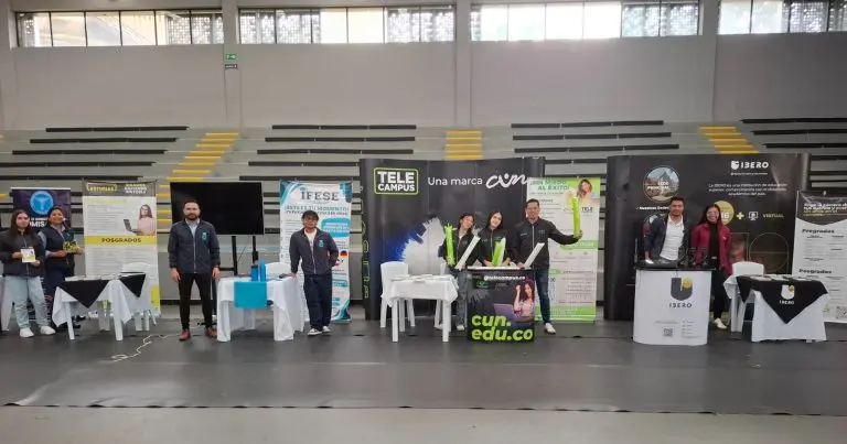 Stand de Caves Group en una feria universitaria, con instituciones aliadas como CUN, IBERO e IFESE