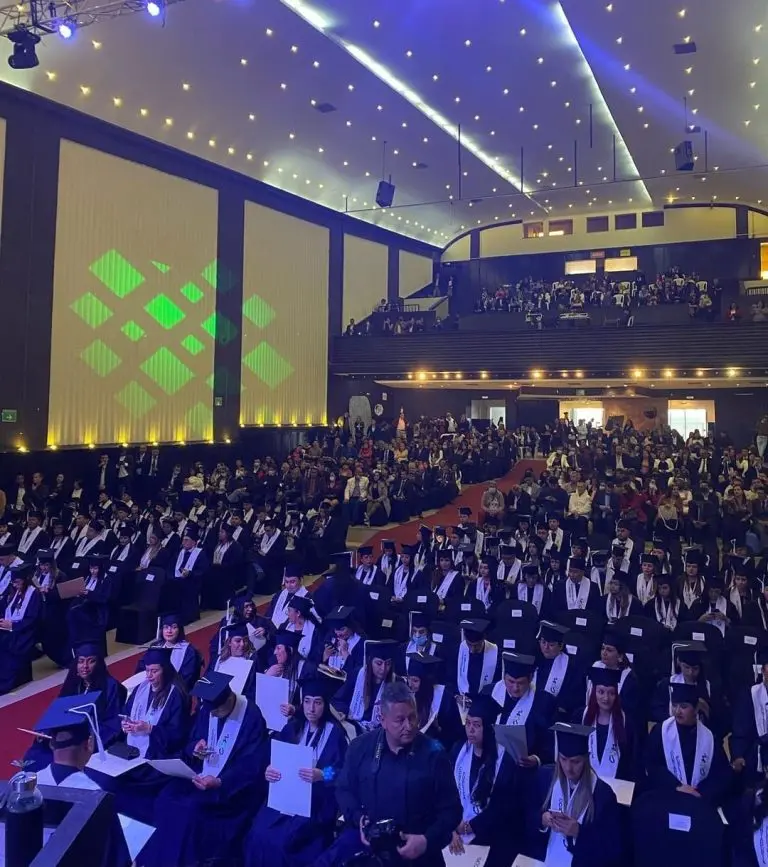 Ceremonia de graduación de estudiantes de una institución aliada de Caves Group